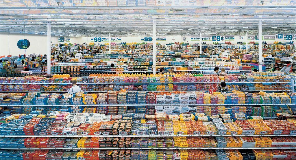 La foto di Andreas Gursky 99 cent. Un esempio precoce di estetizzazione del quotidiano. Anche se poi è un estetizzazione un po' diversa di quella di cui stiamo parlando noi. 